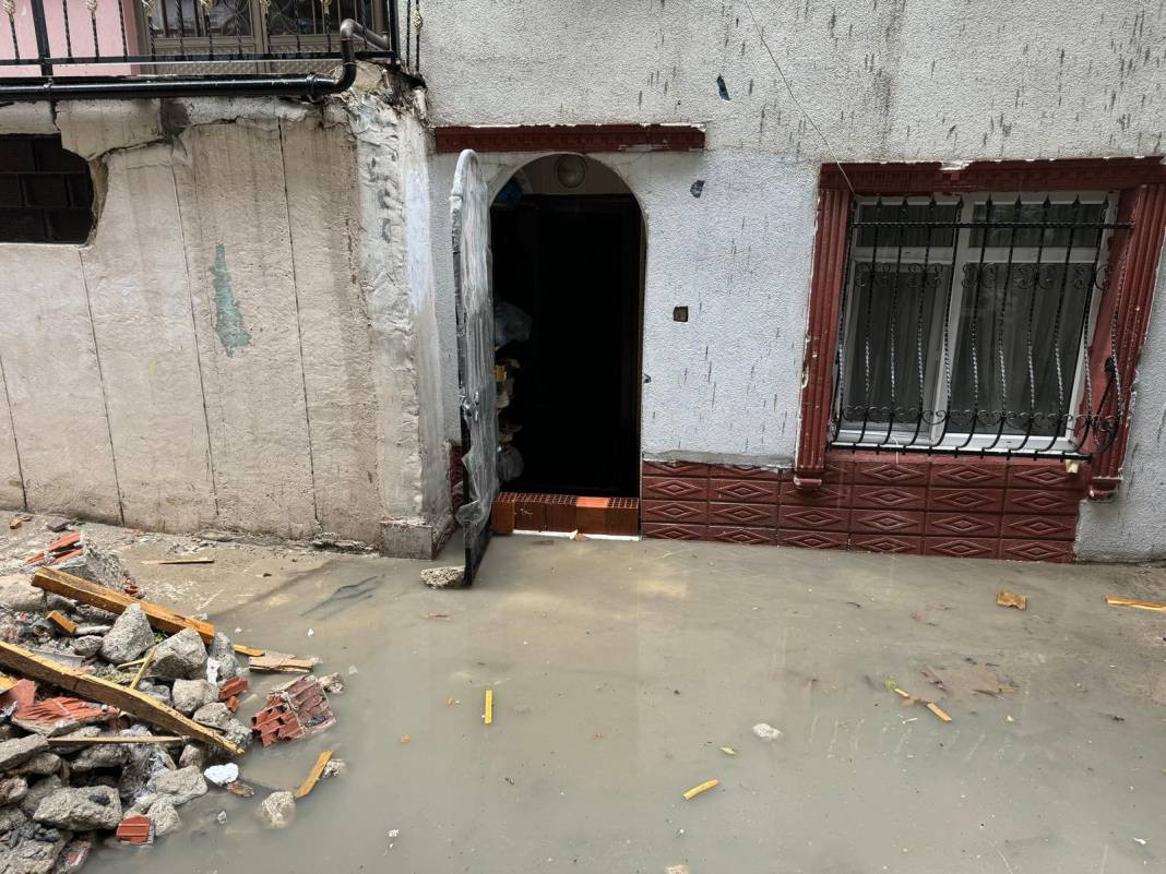 İstanbul'da sağanak hayatı felç etti! Araçlar sular altında kaldı - Resim: 22